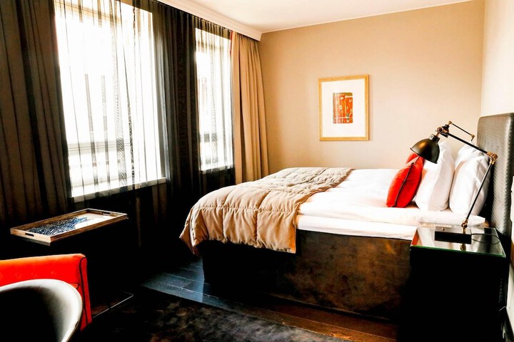 Room 33 of 100