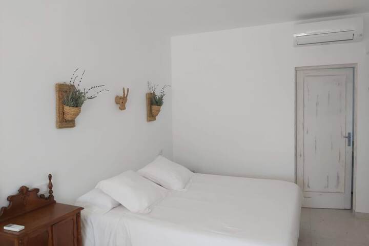 Room 2 of 65