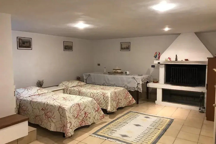 Room 5 of 16