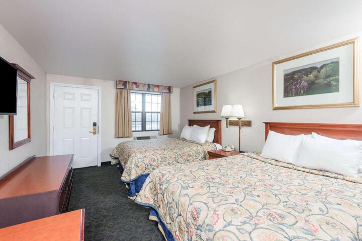 1 Queen Bed (7 of 27)