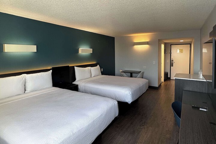 Room 13 of 32