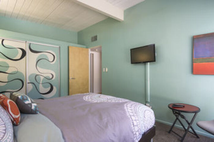 Room 9 of 32