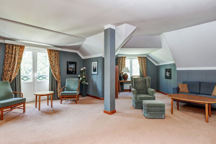 Lounge 47 of 64