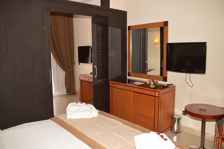 Room 4 of 106