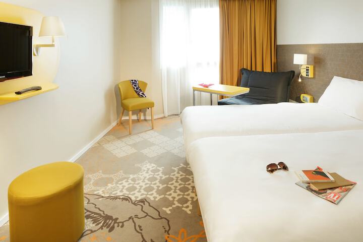 Room 5 of 182