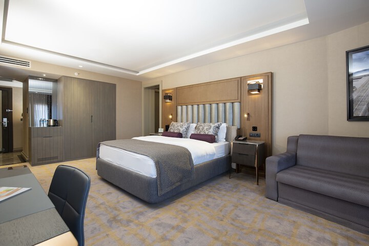 Room 28 of 204