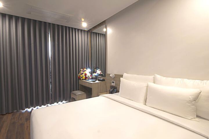 Room 6 of 28