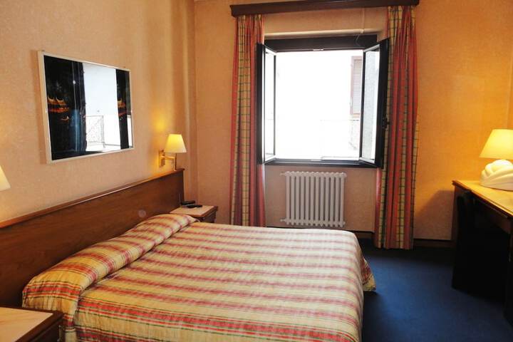 Room 10 of 34