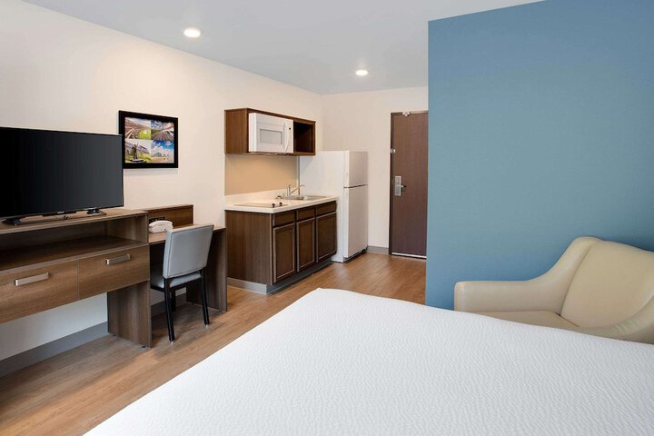 1 Queen Bed (1 of 12)