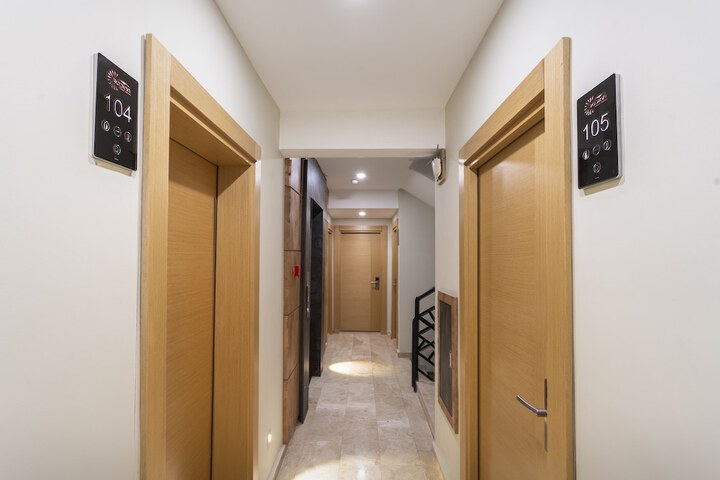 Ballroom/Hall 37 of 44