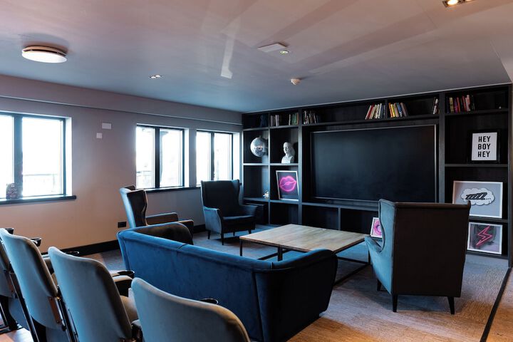 Lounge 33 of 50