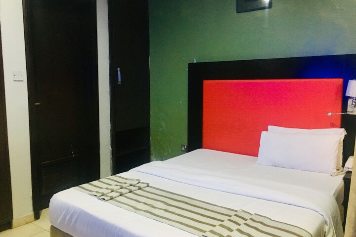 Room 11 of 37
