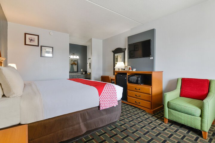 1 King Bed (6 of 16)