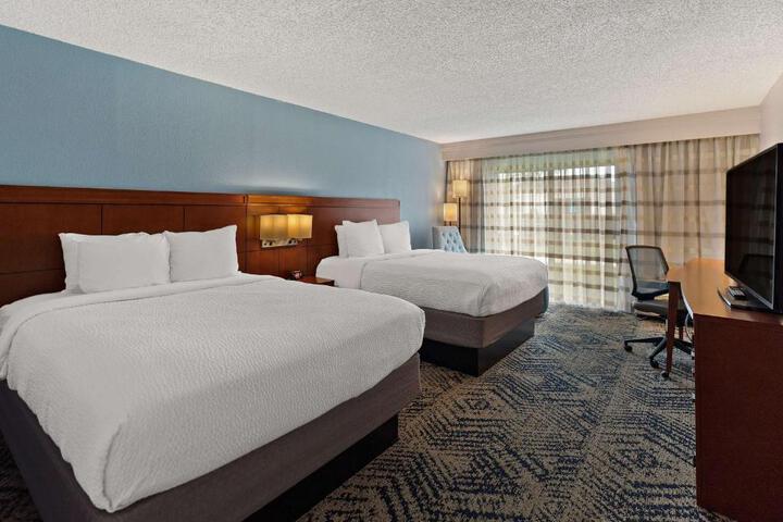2 Queen Beds Microwave and Refrigerator Full Breakfast (9 of 13)