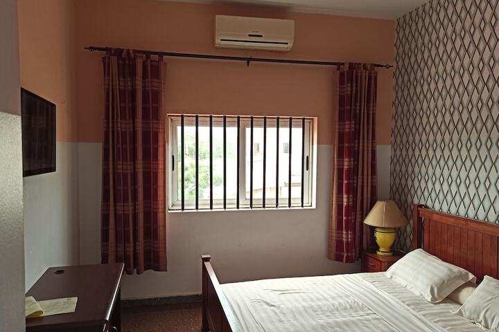 Room 8 of 16