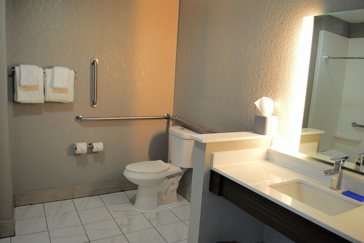 1 King Standard Additional Living Area (5 of 6)