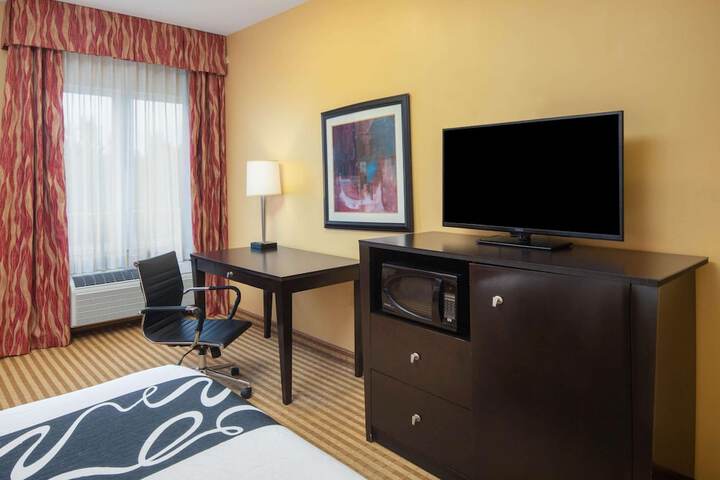 1 King Bed Efficiency (20 of 25)