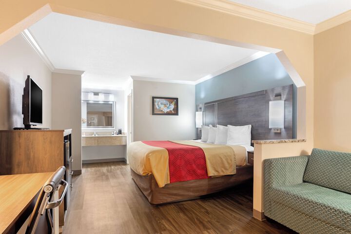 1 King Bed (4 of 12)