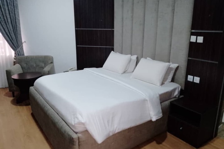 Room 6 of 18
