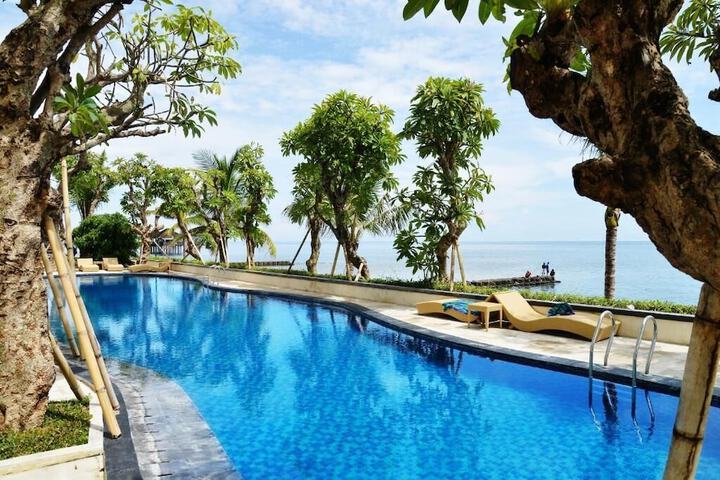 Hotel with Pool