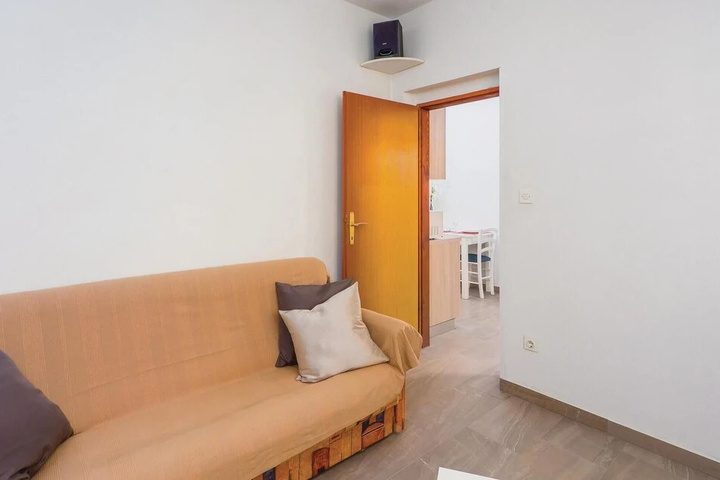 Room 5 of 16