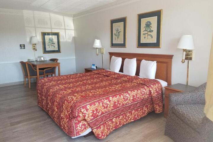 Comfort Room 1 King Bed (3 of 6)