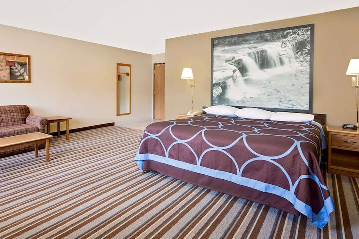 1 King Bed (2 of 10)