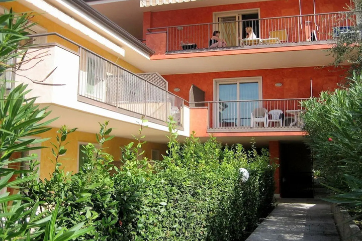 Welcoming Holiday Home in Lazise with Garden near Lake Garda