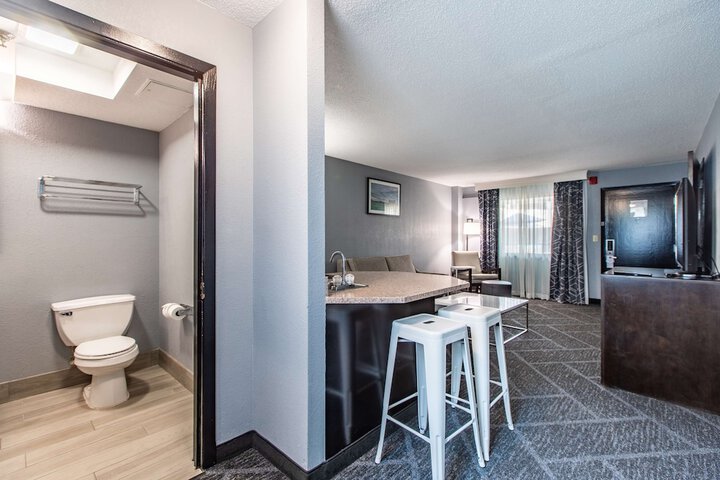 2 Queen Beds Executive Room Living Room Wet Bar Microwave and Refrigerator Bath and Shower Full Breakfast (34 of 34)