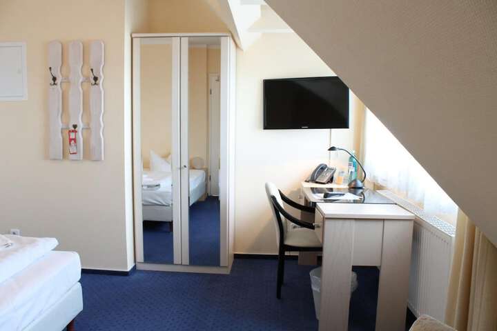 Room 9 of 31
