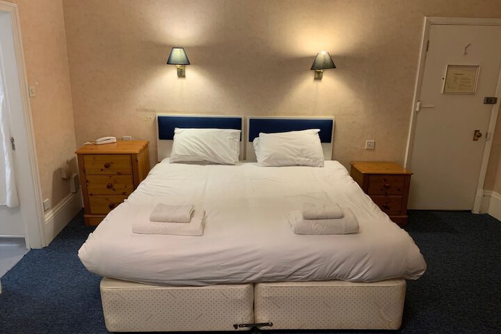 Room 9 of 27