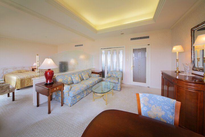 Room 6 of 77