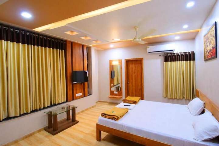 Room 4 of 9
