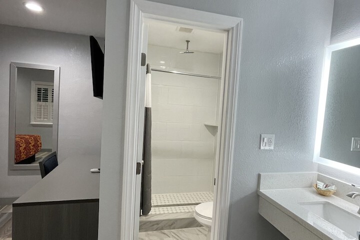 1 Queen Bed (7 of 12)