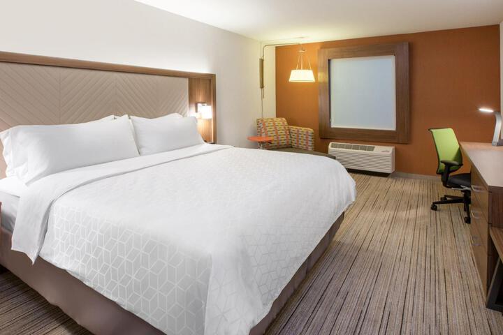 1 King Bed (5 of 9)