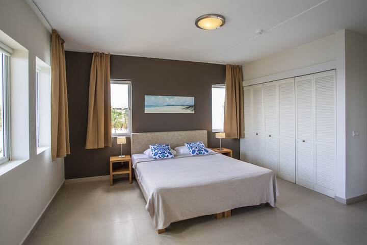 Room 4 of 127