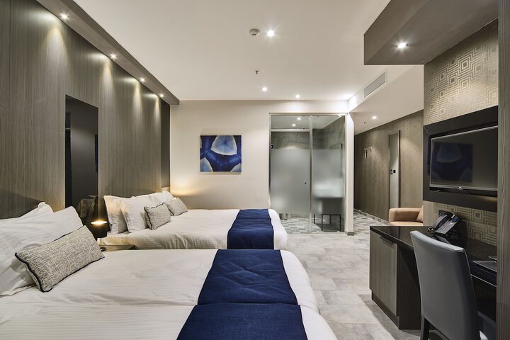 Room 15 of 33