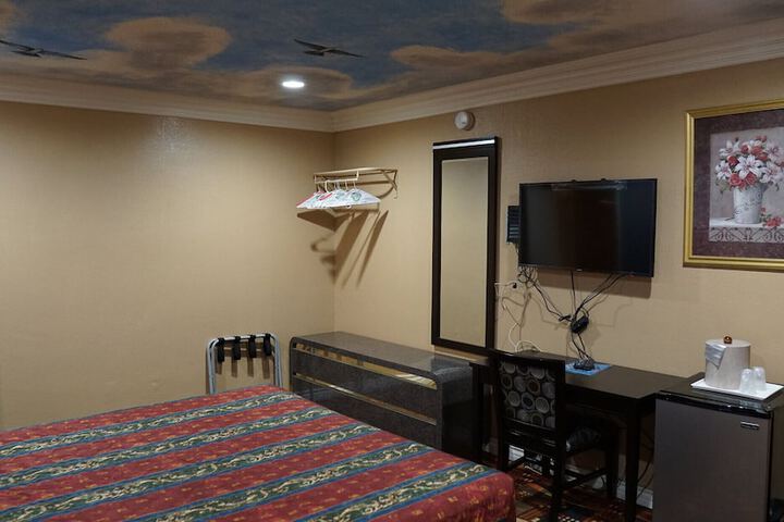 1 Queen Bed (8 of 15)