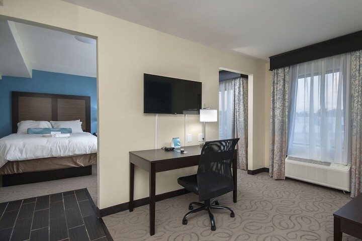 1 Queen Accessible Bathtub Pet Friendly Room, Microwave, Refrigerator WiFi Full Breakfast (9 of 10)