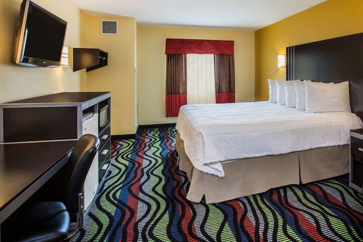 1 King Bed (6 of 15)
