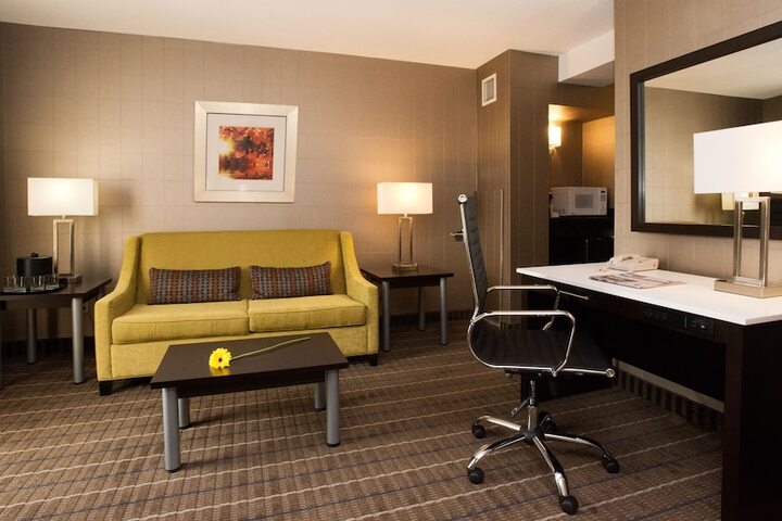 1 Queen Bed (5 of 7)