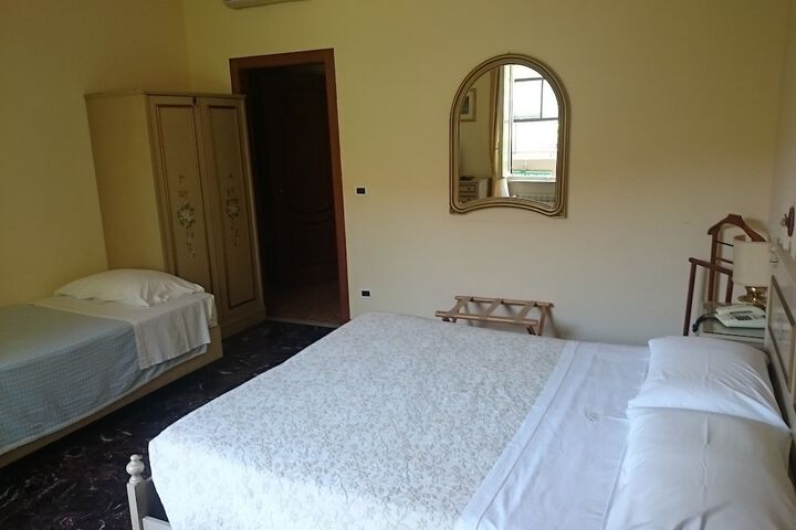 Room 13 of 37