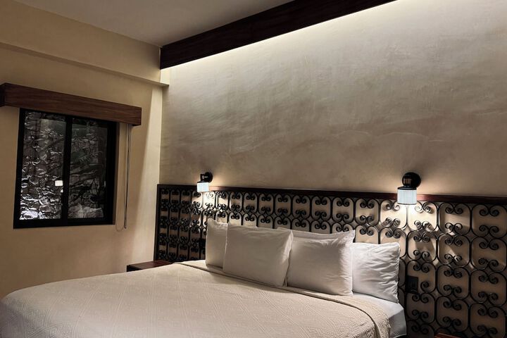 Room 105 of 160