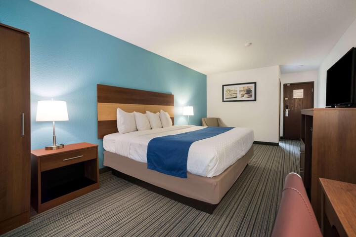 1 King Bed (6 of 8)