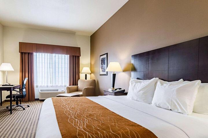 1 King Bed (4 of 14)