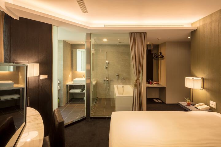 Room 64 of 79