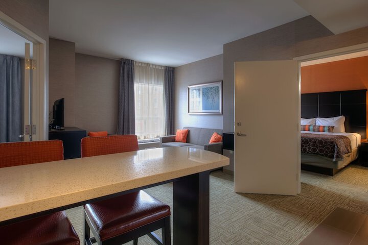 1 Queen Studio Suite Full Kitchen Single Sofa Bed (5 of 28)