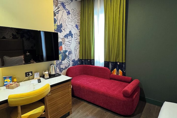 Room 37 of 136