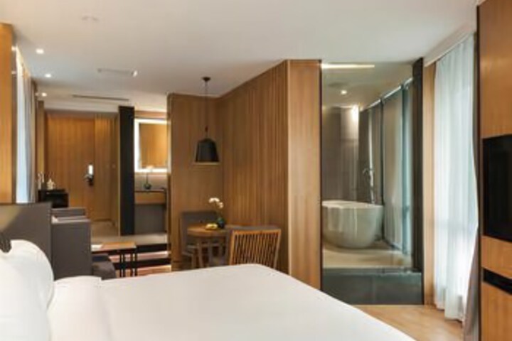 Room 5 of 8