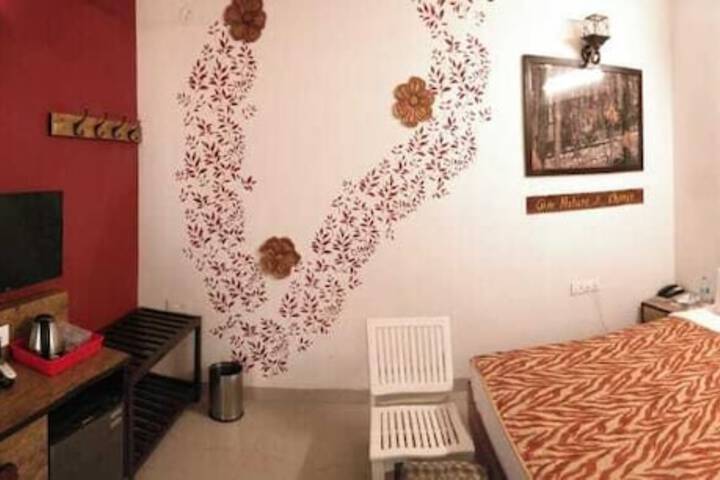 Room 33 of 143